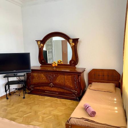 California Hostel Yerevan Bagian luar foto
