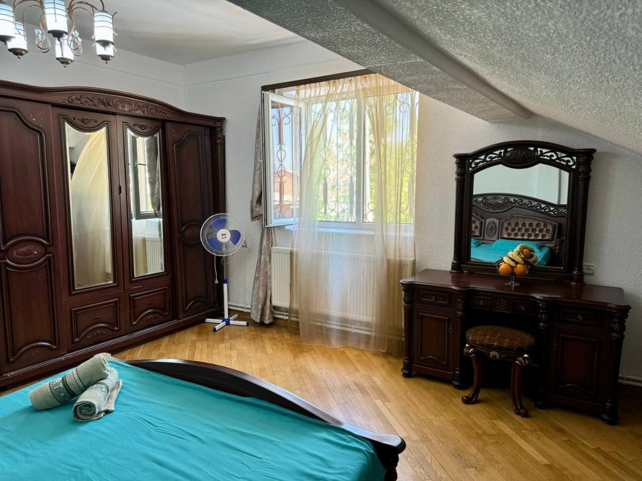 California Hostel Yerevan Bagian luar foto