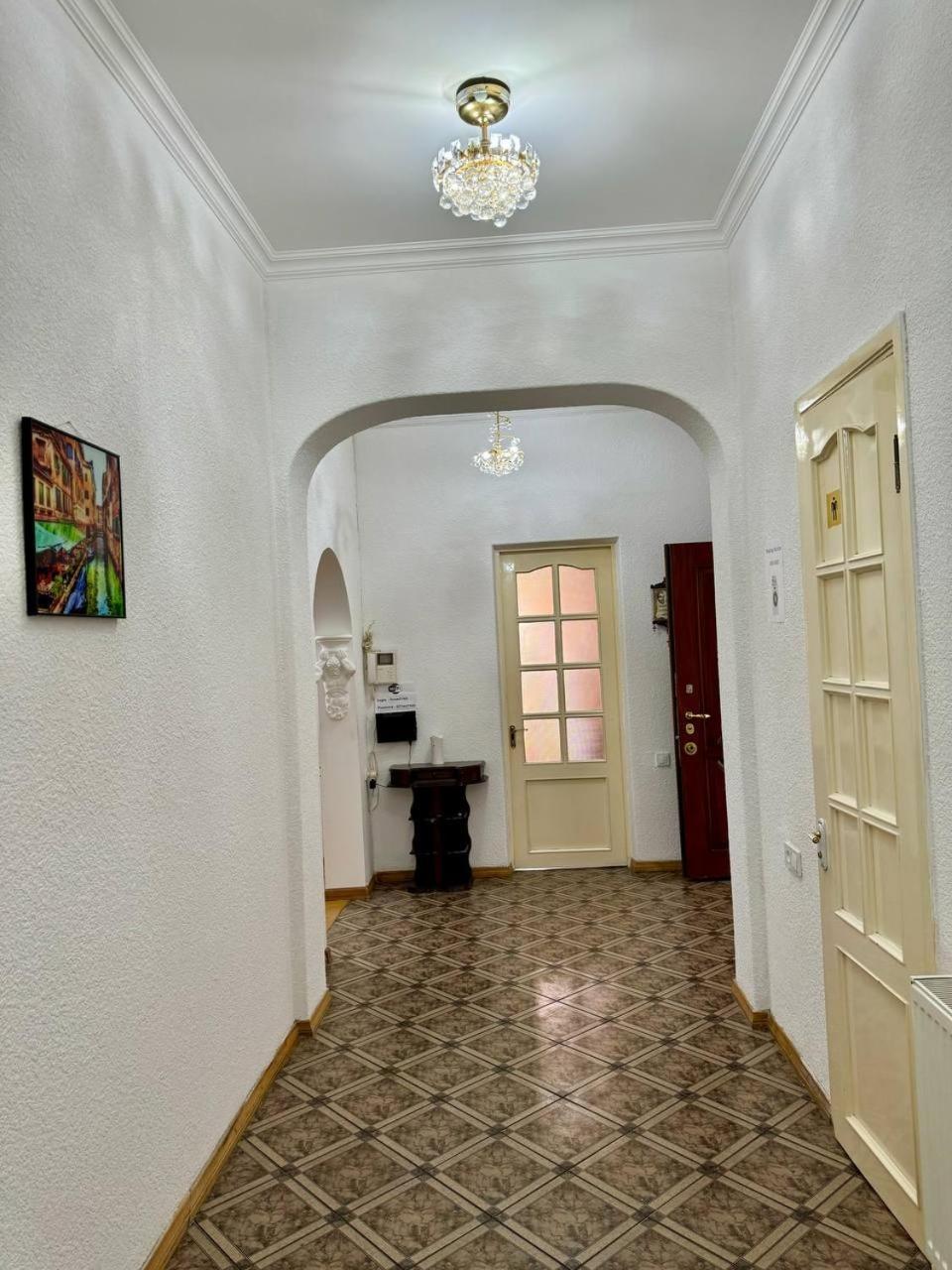 California Hostel Yerevan Bagian luar foto