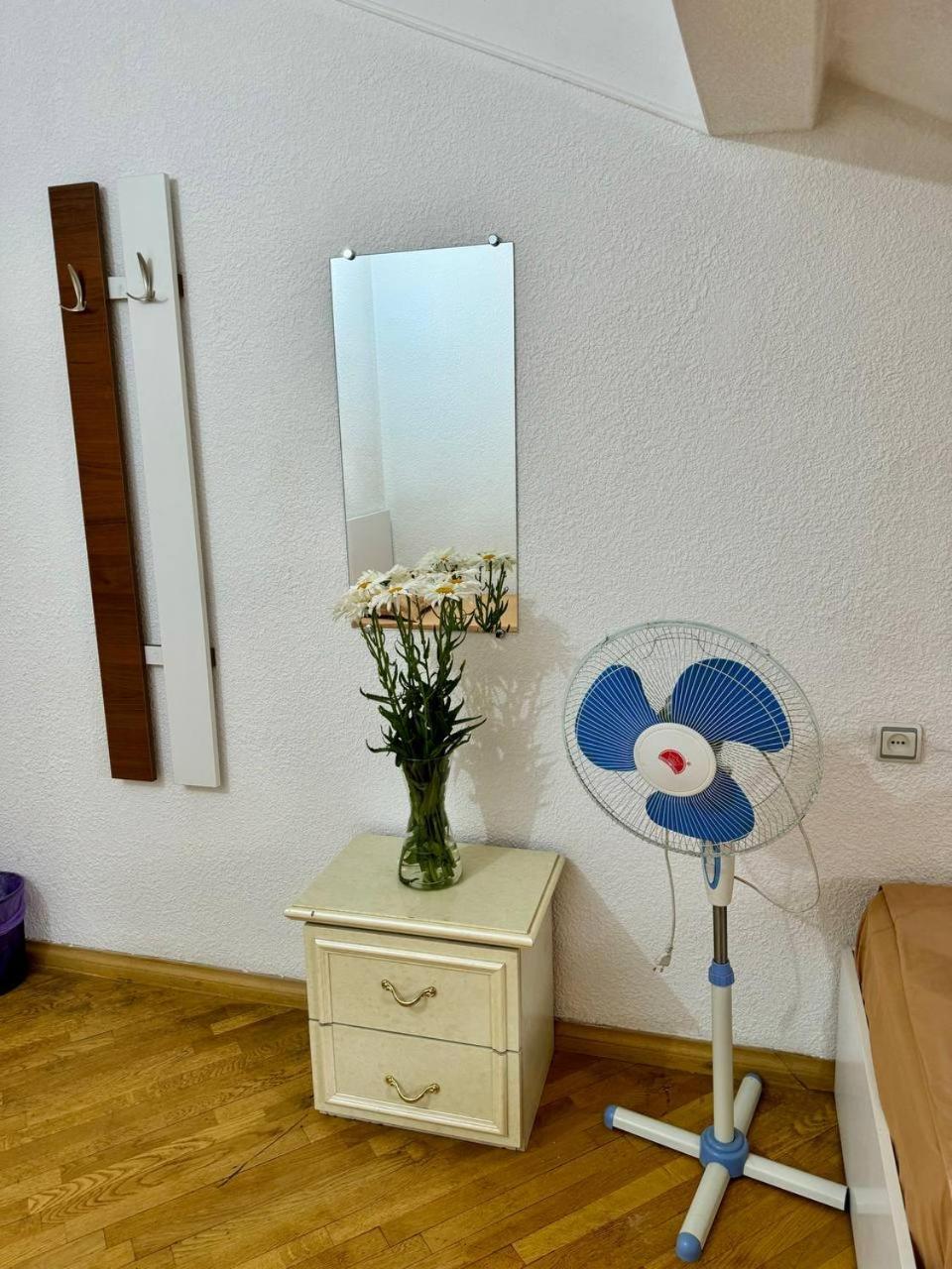 California Hostel Yerevan Bagian luar foto