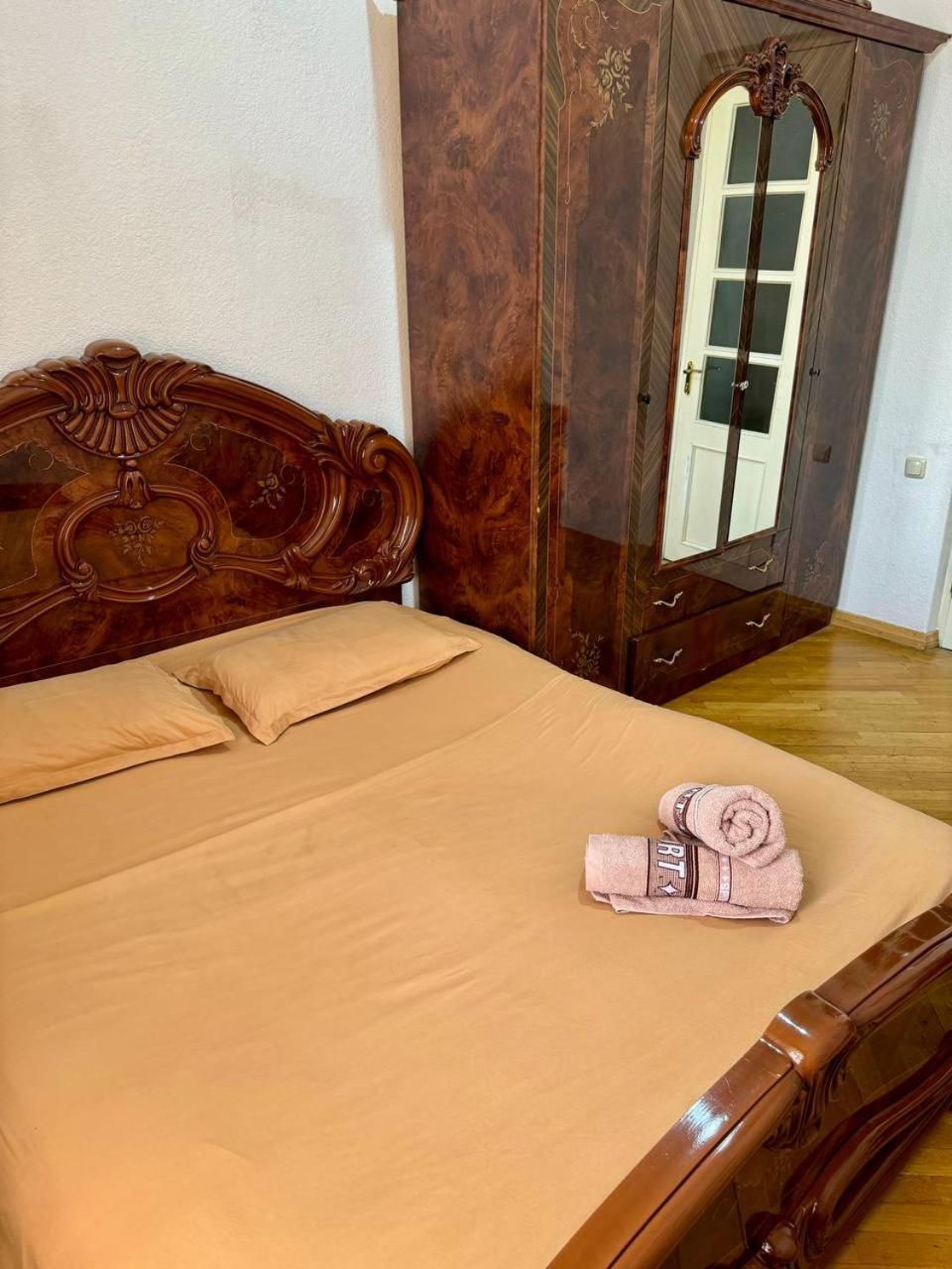 California Hostel Yerevan Bagian luar foto