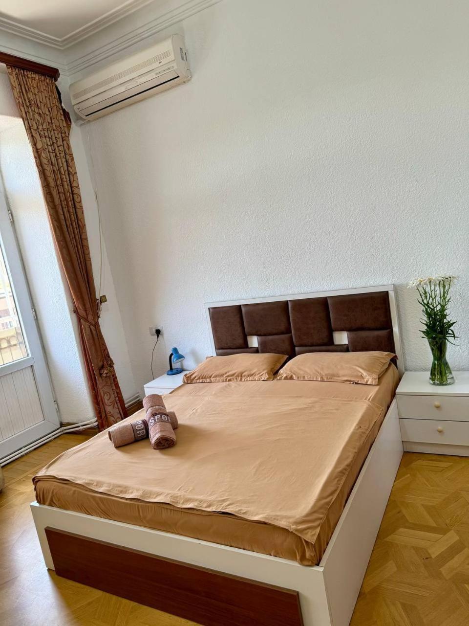 California Hostel Yerevan Bagian luar foto
