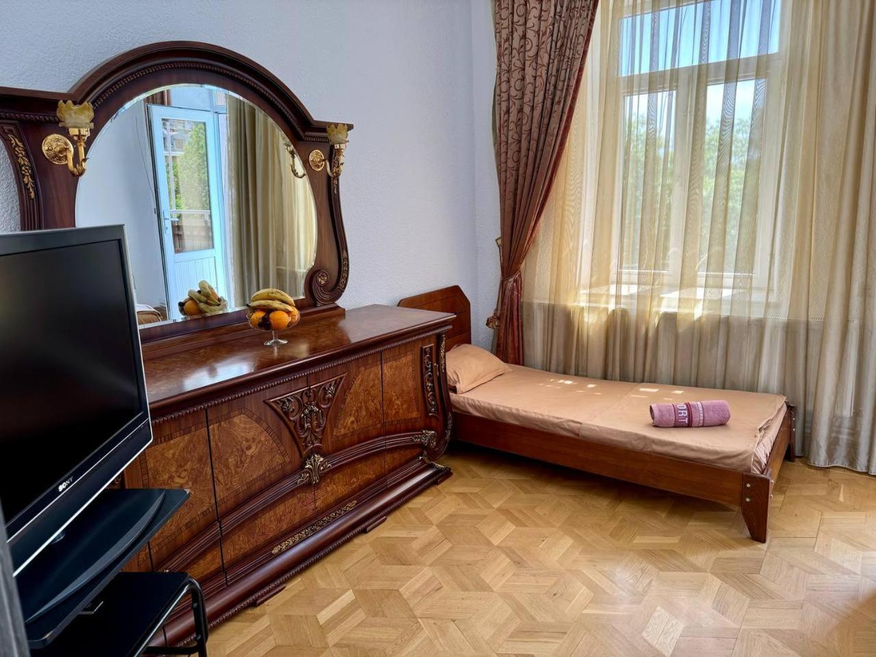 California Hostel Yerevan Bagian luar foto