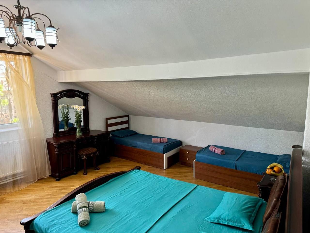 California Hostel Yerevan Bagian luar foto