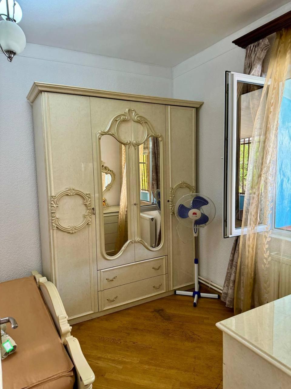 California Hostel Yerevan Bagian luar foto
