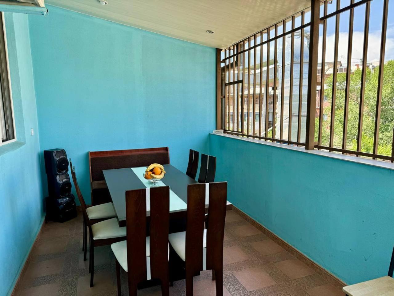 California Hostel Yerevan Bagian luar foto