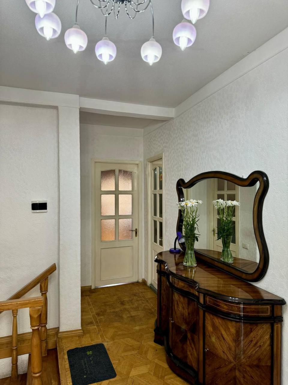 California Hostel Yerevan Bagian luar foto